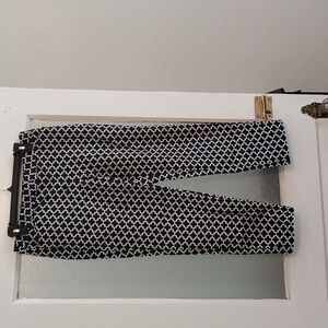 WHBM SZ 6R slim ankle black & white pants